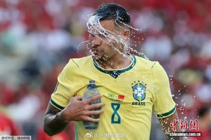 世界杯为了等广告播完，让球员多站了40秒才恢复比赛，“强制补水”遭吐槽
